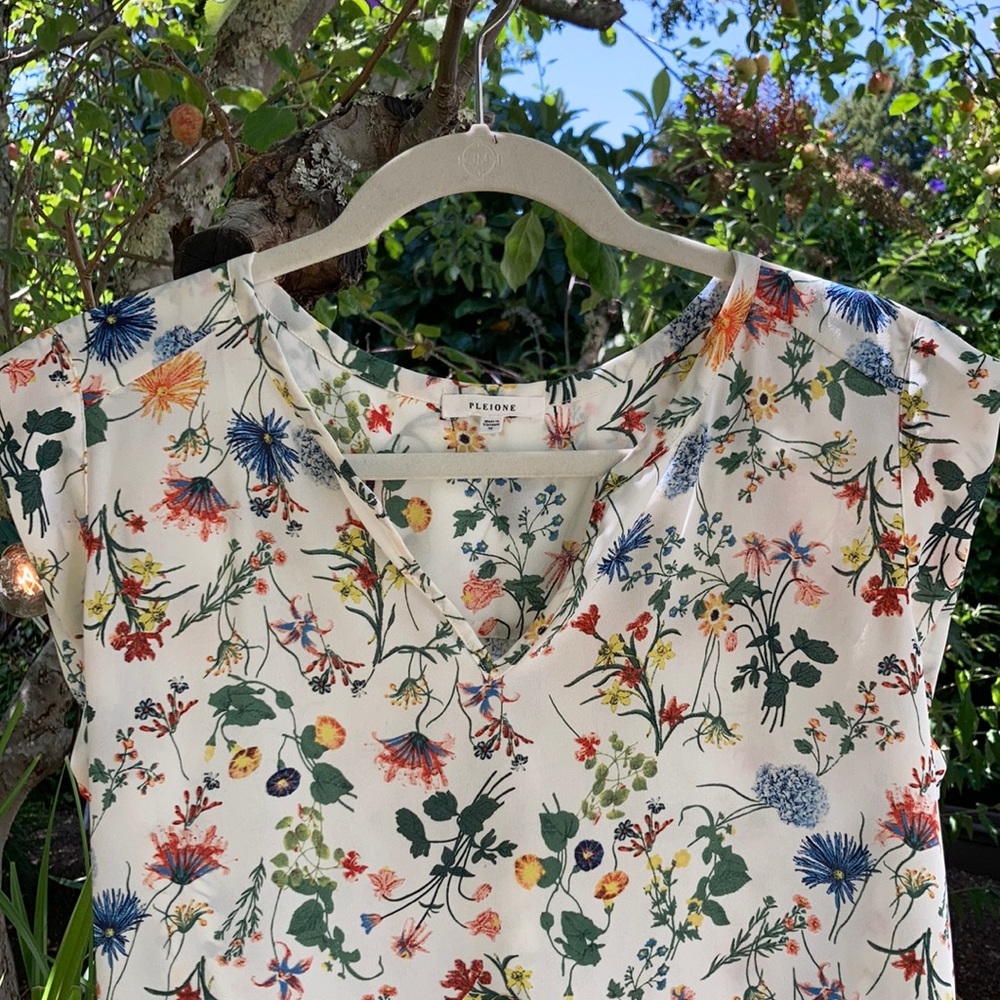 Pleione floral blouse capped sleeves size M